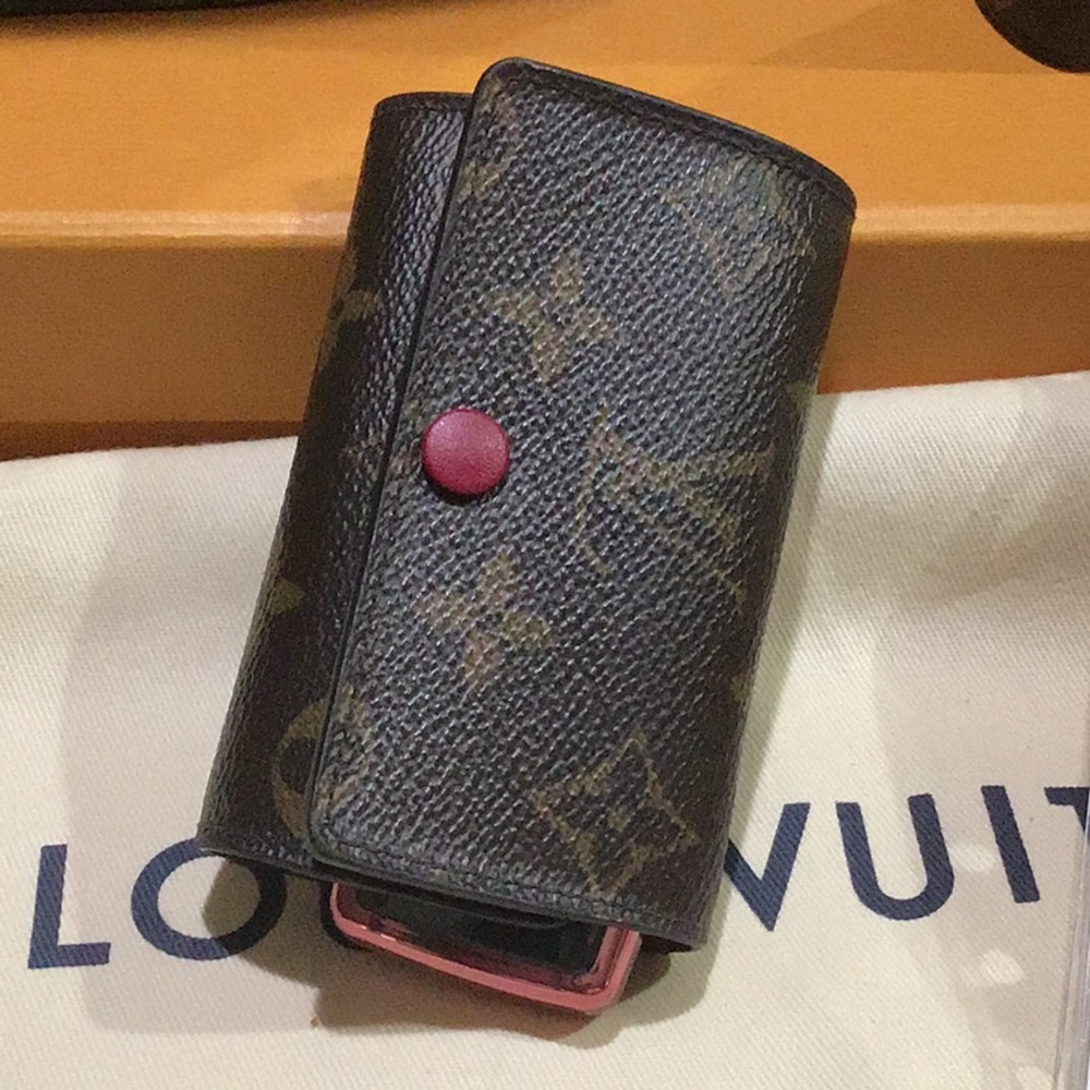 Authentic Louis Vuitton six ring key holder